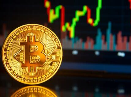 Bitcoin supera los $80,000 impulsado por la adopción institucional y avances regulatorios, consolidándose como un activo clave en carteras modernas.