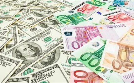 El euro se debilita frente al dólar por tasas de interés, incertidumbre política y problemas energéticos, preocupando a inversores y expertos económicos.