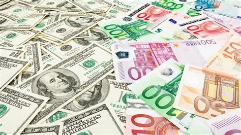 El euro se debilita frente al dólar por tasas de interés, incertidumbre política y problemas energéticos, preocupando a inversores y expertos económicos.