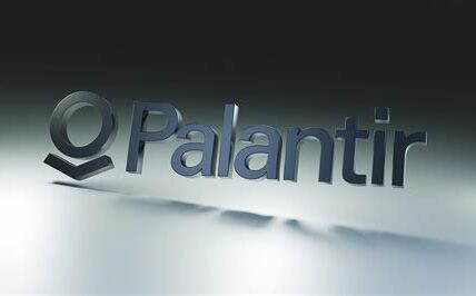 Palantir aprovecha el auge de la inteligencia artificial, expandiendo productos, formando alianzas y explorando mercados emergentes para fortalecer su posición en el mercado tecnológico.