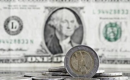 El dólar se fortalece como refugio seguro en incertidumbre global; la libra resiste impulsada por alta inflación en Reino Unido.