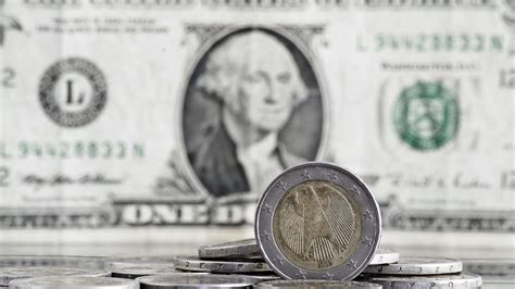 El dólar se fortalece como refugio seguro en incertidumbre global; la libra resiste impulsada por alta inflación en Reino Unido.