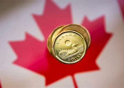 El dólar canadiense se debilita mientras aumentan rendimientos de bonos, reflejando incertidumbre económica global y local.