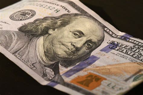 El dólar se fortalece como activo refugio ante las tensiones geopolíticas, ofreciendo estabilidad en un entorno internacional incierto.