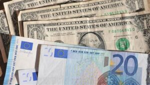 El dólar se fortalece por incertidumbre arancelaria global