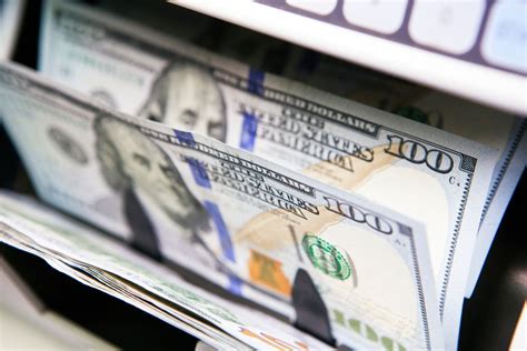 El dólar se fortalece ante expectativas de políticas fiscales expansivas y alzas de tasas de interés en EE.UU., generando movimientos significativos en el mercado de divisas.