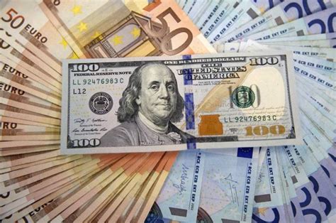 El dólar resalta por su fortaleza, empujado por datos sólidos en EE.UU., mientras el euro sufre por una economía europea debilitada.