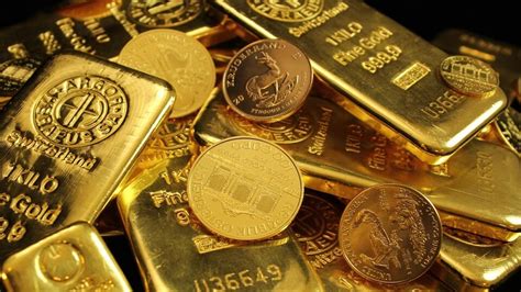 El oro desafía al dólar fuerte, manteniéndose como refugio seguro ante la incertidumbre económica y la volatilidad de los mercados.