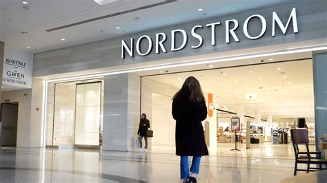 Acciones en movimiento en el mercado: Nordstrom sube por ganancias sorprendentes, Dell y SolarEdge enfrentan caídas por expectativas y desafíos, Disney se impulsa con nuevas estrategias de streaming.