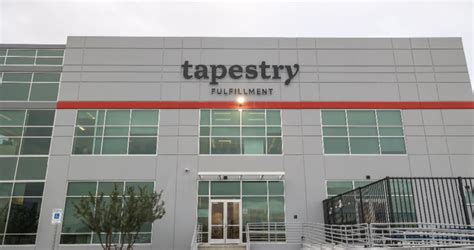 Acciones de Tapestry y Capri Holdings suben por posibles fusiones, mientras Disney cae tras reporte de ganancias. Mercados volátiles esta semana con movimientos estratégicos clave.