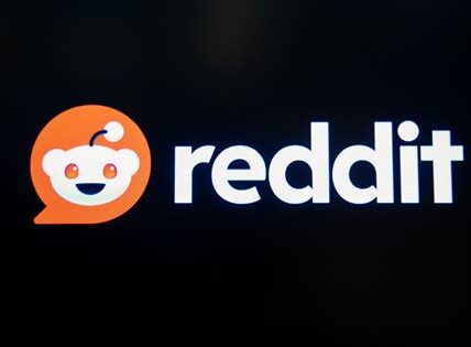 Las acciones de Reddit y Super Micro suben, mientras Intuit enfrenta caídas; el mercado tecnológico continúa atrayendo la atención con su volatilidad.