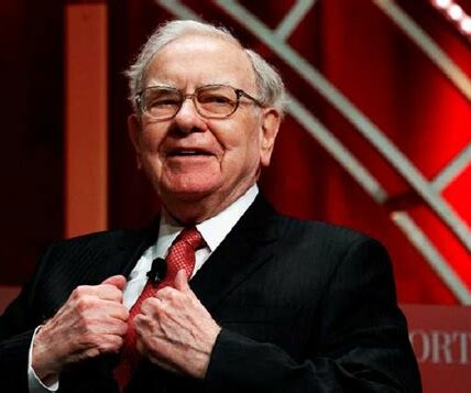 Warren Buffett desafía la acumulación de riqueza familiar excesiva, destinando masivamente su fortuna a la filantropía para generar un impacto positivo en la sociedad.