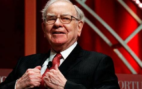 Warren Buffett desafía la acumulación de riqueza familiar excesiva, destinando masivamente su fortuna a la filantropía para generar un impacto positivo en la sociedad.