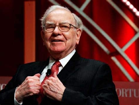 Warren Buffett desafía la acumulación de riqueza familiar excesiva, destinando masivamente su fortuna a la filantropía para generar un impacto positivo en la sociedad.