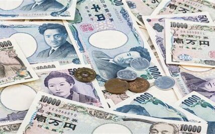 El yen japonés cae frente al dólar debido a políticas monetarias divergentes, con Japón manteniendo tasas bajas y EE.UU. controlando inflación con tasas altas.