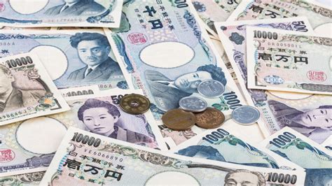 El yen japonés cae frente al dólar debido a políticas monetarias divergentes, con Japón manteniendo tasas bajas y EE.UU. controlando inflación con tasas altas.