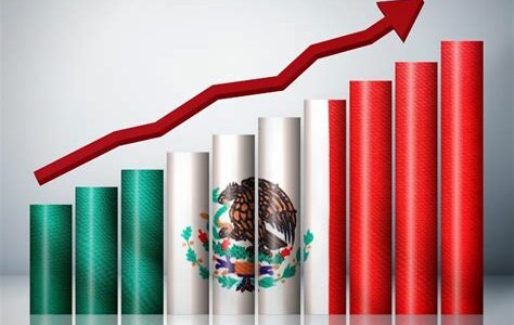 La economía informal en México crece más rápido que el PIB, reflejando carencias del sector formal en absorber mano de obra y desafiando estrategias gubernamentales.