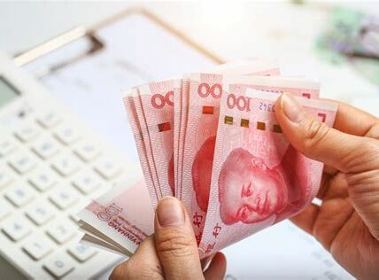 China evalúa debilitar el yuan para contrarrestar tarifas de EE.UU., buscando ventaja para exportadores en medio de tensiones comerciales crecientes.