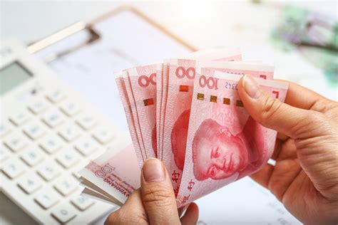 China evalúa debilitar el yuan para contrarrestar tarifas de EE.UU., buscando ventaja para exportadores en medio de tensiones comerciales crecientes.