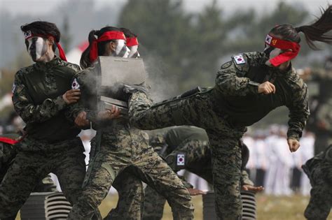 El comandante surcoreano rechaza imponer la ley marcial, subrayando tensiones y preocupaciones sobre la estabilidad política y militar en la región.