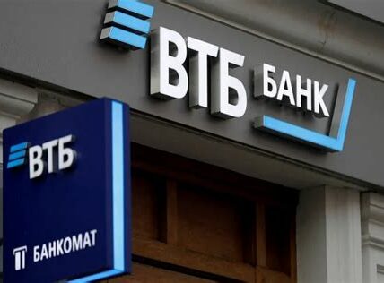 El rublo busca estabilidad alrededor de 100 por dólar, pese a sanciones y fluctuaciones energéticas. VTB confía en el impacto positivo de las medidas del banco central ruso.