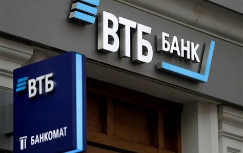 El rublo busca estabilidad alrededor de 100 por dólar, pese a sanciones y fluctuaciones energéticas. VTB confía en el impacto positivo de las medidas del banco central ruso.