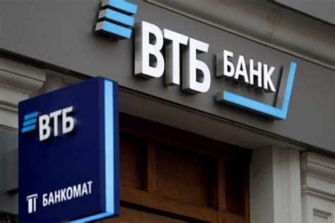 El rublo busca estabilidad alrededor de 100 por dólar, pese a sanciones y fluctuaciones energéticas. VTB confía en el impacto positivo de las medidas del banco central ruso.