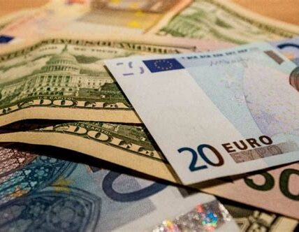 El euro cae ante un dólar fortalecido; el enfoque en Francia y la política de la Reserva Federal aumentan la presión sobre la economía europea.