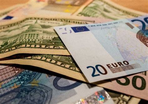 El euro cae ante un dólar fortalecido; el enfoque en Francia y la política de la Reserva Federal aumentan la presión sobre la economía europea.