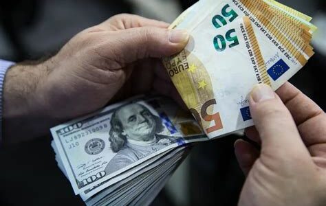 El euro enfrenta desafíos, pero se prevé que mantenga su valor frente al dólar sin llegar a la paridad en el futuro cercano.