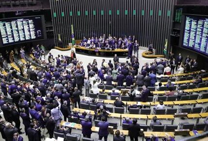 La reforma tributaria de Brasil apunta a simplificar el sistema sin aumentar la carga fiscal, con implementación prevista para 2026, asegurando neutralidad y equidad económica.